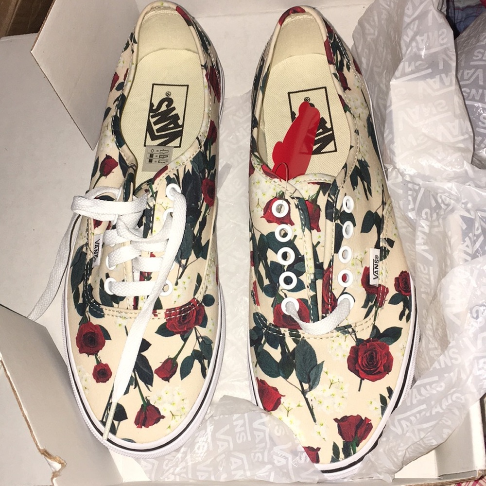 ⏳SOLD⌛️ Vans Authentic Roses 🌹Sneakers NWT